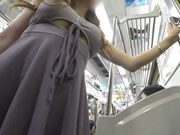 Rapariga japonesa usando saias ao ar livre